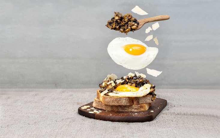 Stekt ägg med svamp- och lökröra och parmesan - Recept | Pågen